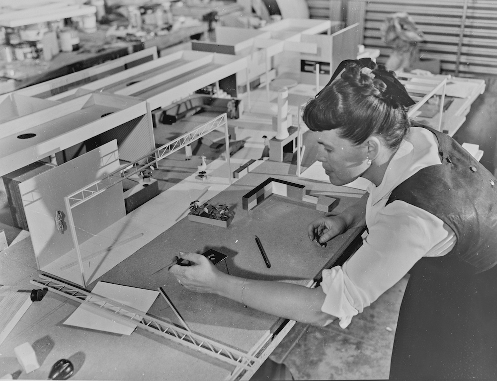 Ray Kaiser Eames al lavoro su un modello di architettura, 1950 © Eames Office LLC