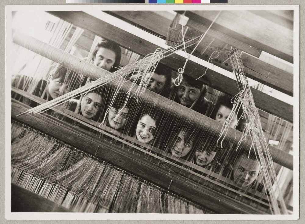 494 – Bauhaus al femminile  donne tessitura telaio